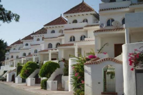 Modern Townhouse 7 mins walk from the beach and 15 mins from port